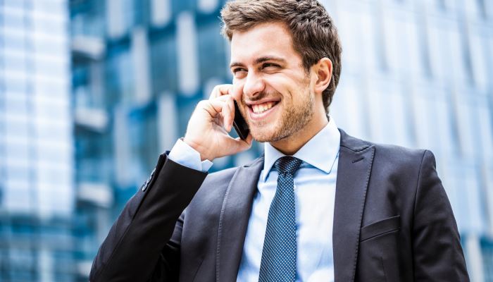 бизнесмен разговаривает по мобильному телефону