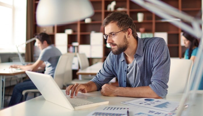 мужчина за компьютером в офисе или коворкинге